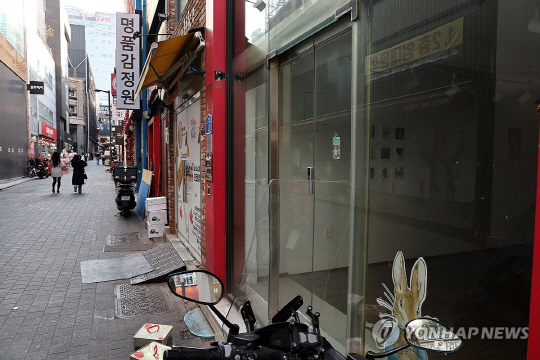 소비심리가 급격히 위축되면서 서울 명동 거리가 한산하다. 연합뉴스